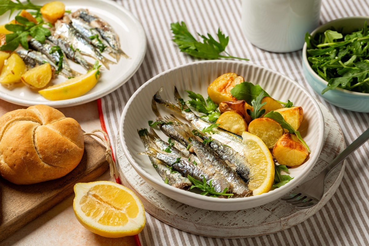 Table,With,Mediterranean,Style,Lunch,,Sardine,And,Baked,Baby,Potato