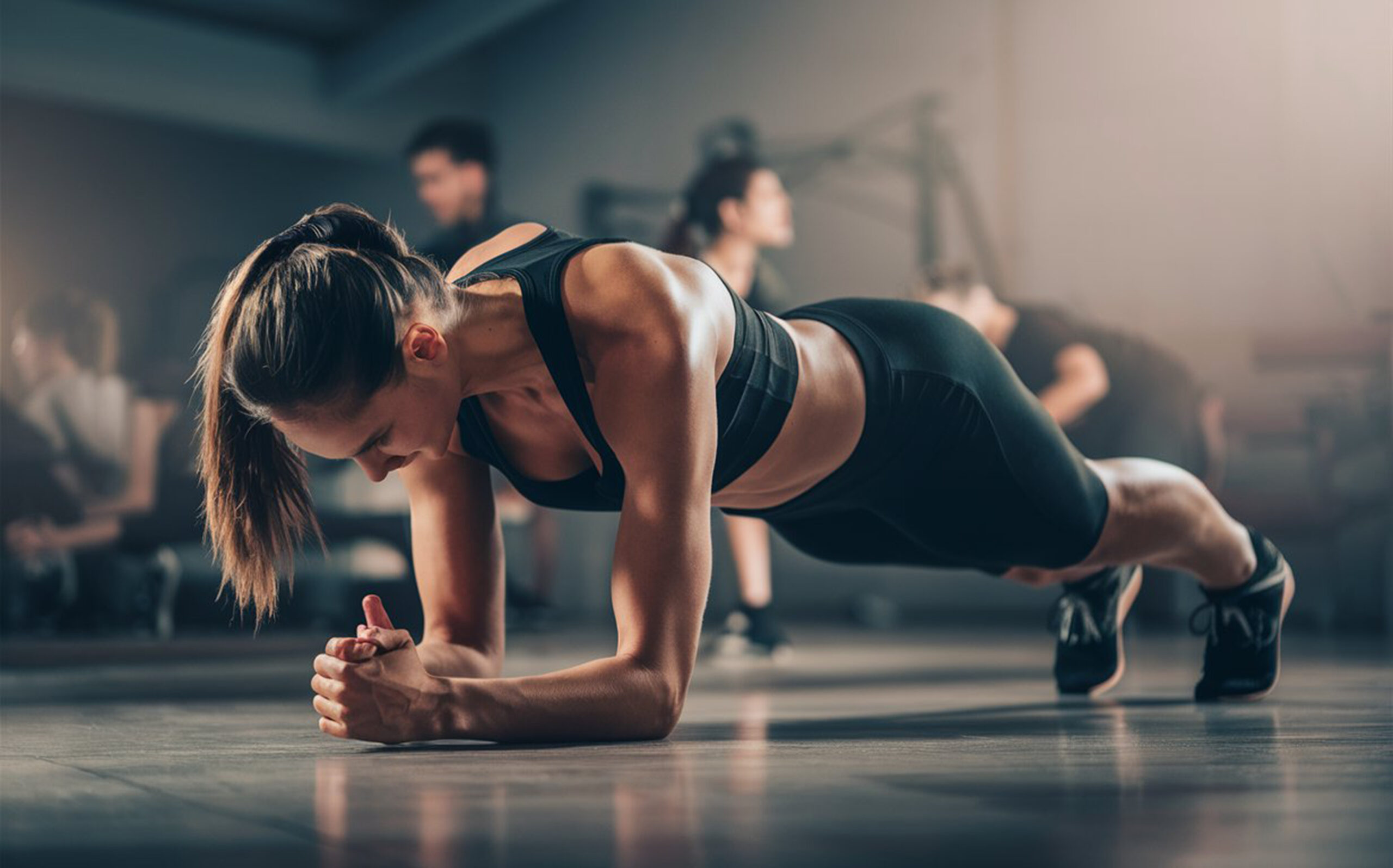 woman-doing-push-ups-mat-gym